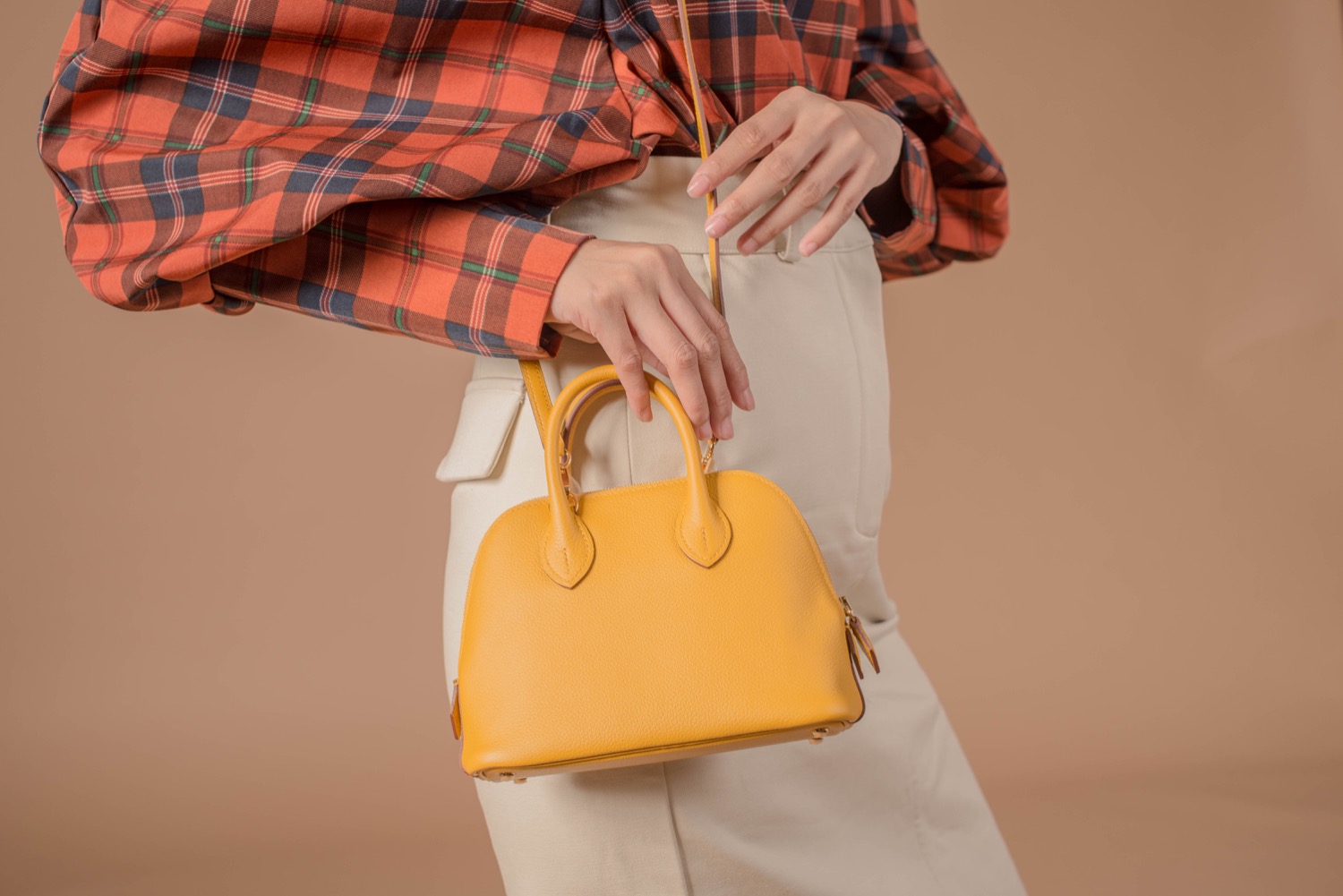 HERMES MINI BOLIDE BAG : see what fits / how to carry? / what it looks like  worn? / modshots! 