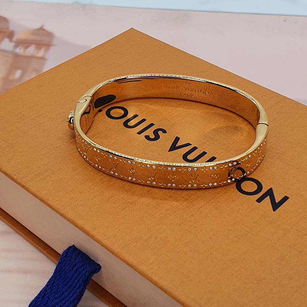 How to open and close the Louis Vuitton Nanogram Strass Bracelet? 